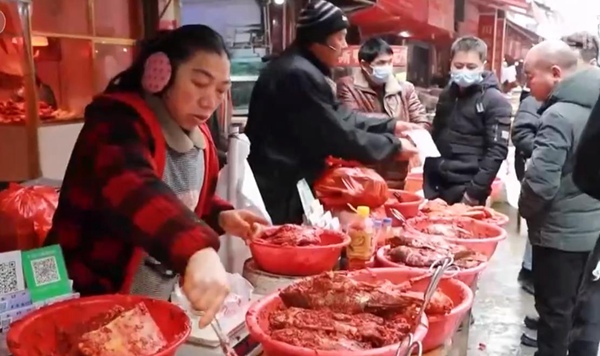 侗乡黎平特色美食 腌鱼腌肉火爆年货市场