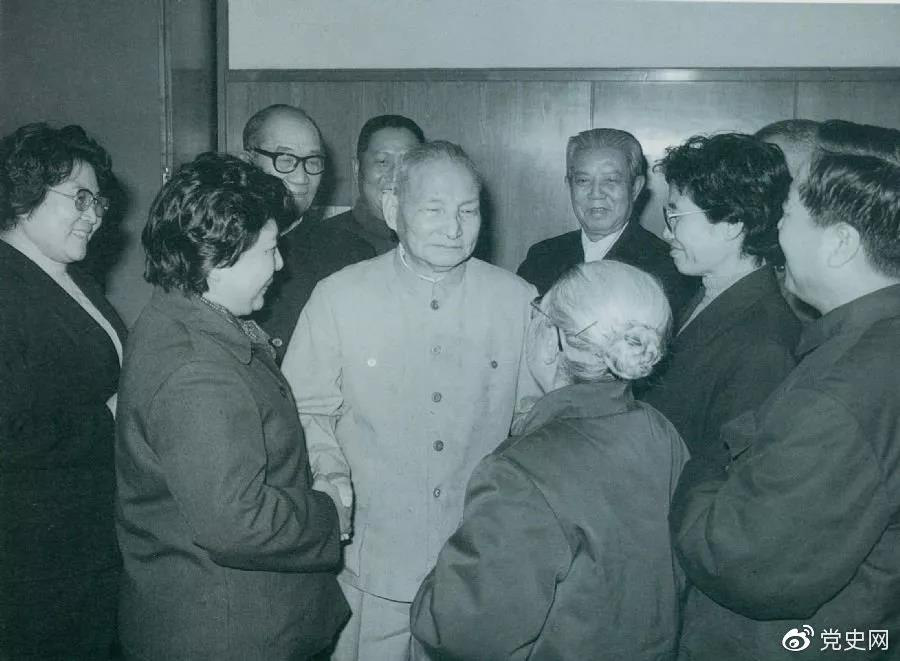 1984年2月2日，陈云邀请曲艺界著名人士侯宝林、骆玉笙比及中南；抖却航。