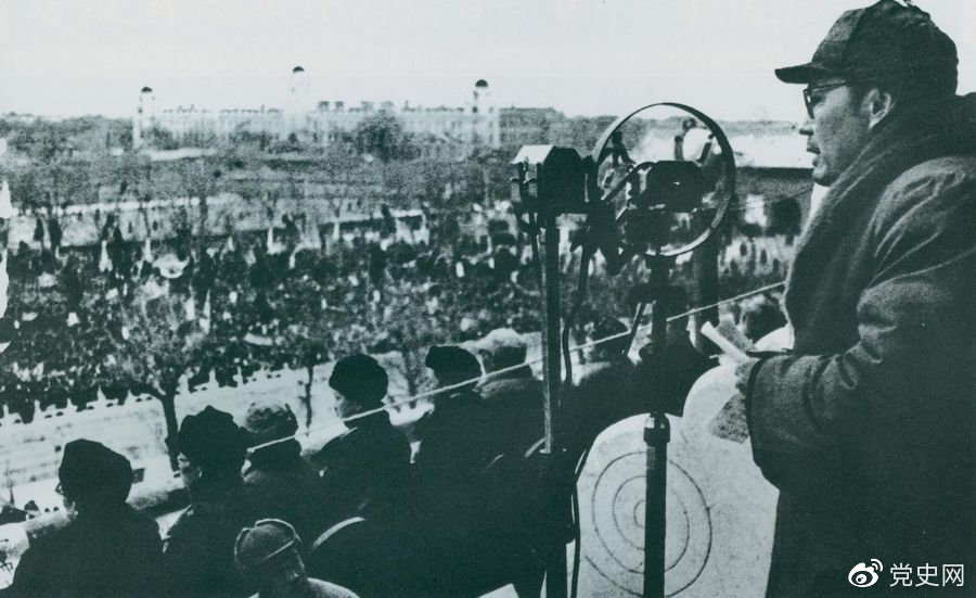 1949年2月12日，叶剑英在庆祝北平宁静解放大会上宣布讲话。