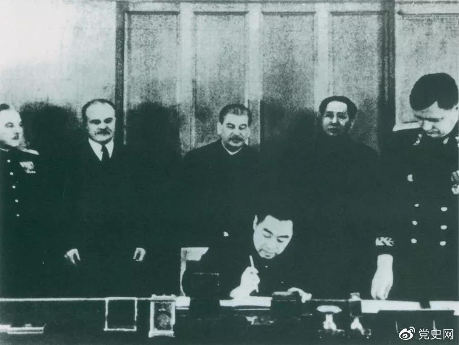1950年2月14日，毛泽东与斯大林出席在克里姆林宫举行的《中苏友好同盟互助条约》签字仪式。