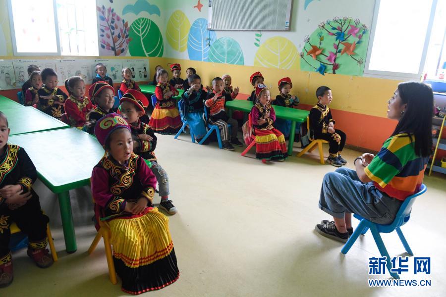 在四川省雷波县莫红乡三峡新村幼儿园，老师教孩子们用普通话唱歌（2019年5月14日摄）。新华社记者 江宏景 摄