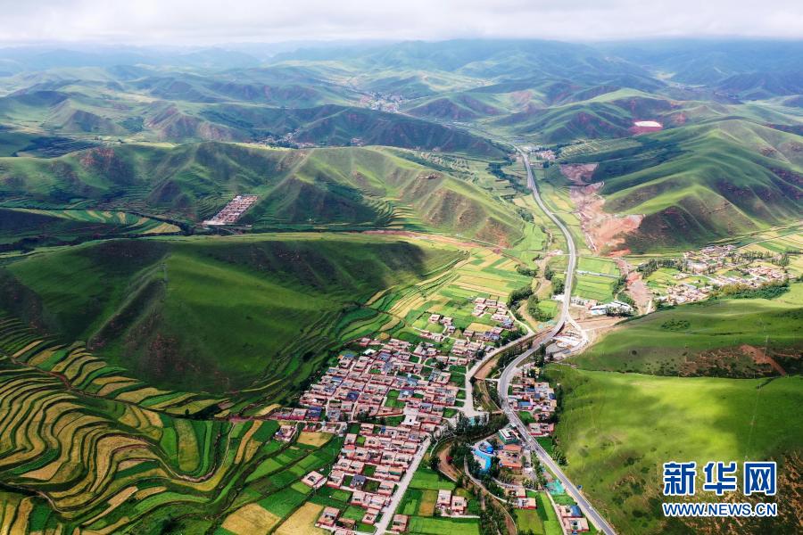 这是2020年8月12日拍摄的甘肃省甘南藏族自治州卓尼县阿子滩镇阿子滩村（无人机照片）。新华社记者 邢广利 摄