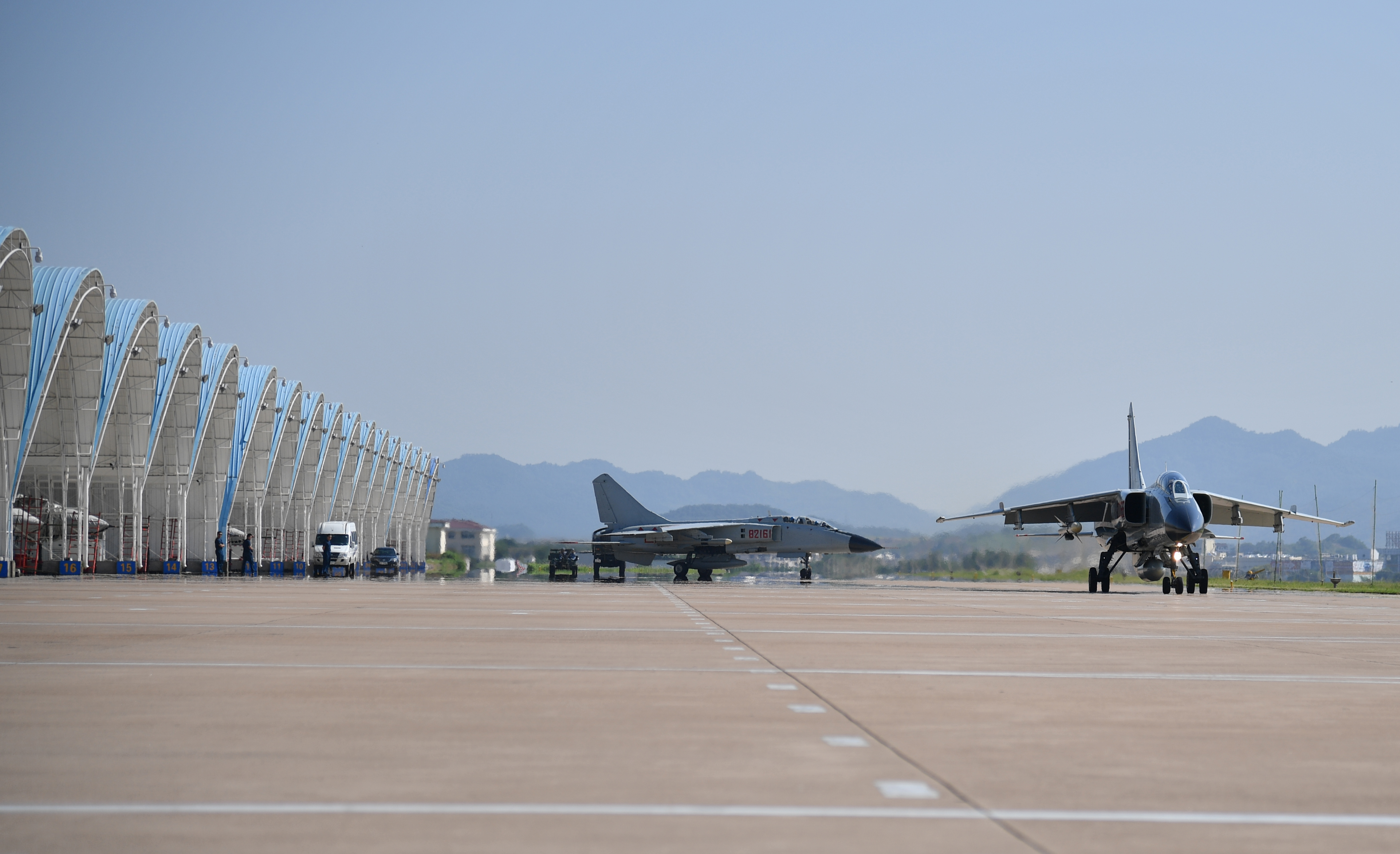 早上九点,随着塔台指挥员的一声令下,飞行员黄洋率先驾机起飞,奔向