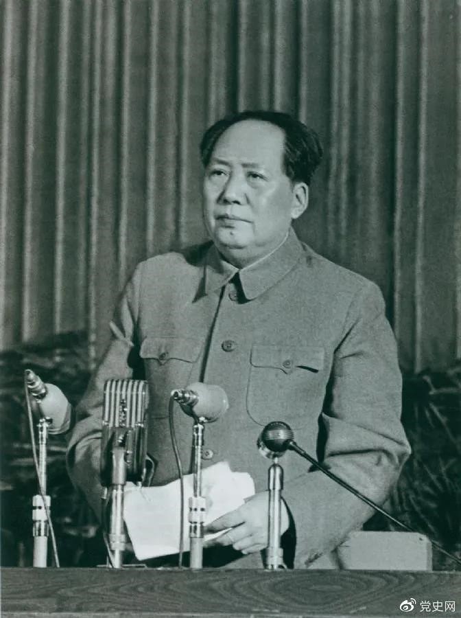 　　1957年2月27日，毛泽东在最高国务会议第十一次（扩大）会议上发表《如何处理人民内部的矛盾》（后改为《关于正确处理人民内部矛盾的问题》）讲话。