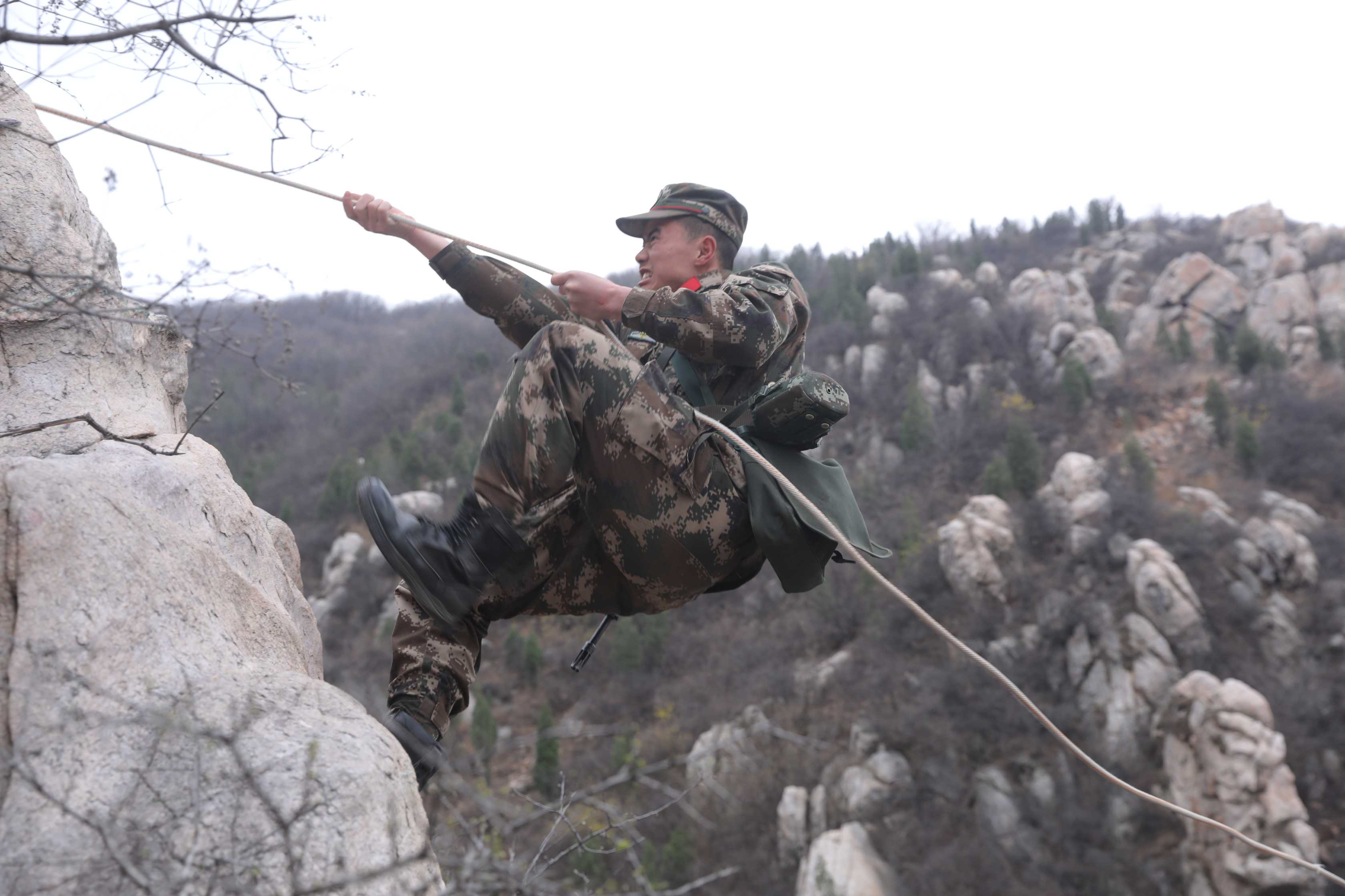 高燃武警山地多课目极限训练