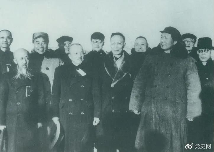 1949年3月，各界人士代表在北京西苑機場同毛澤東、朱德等留影。