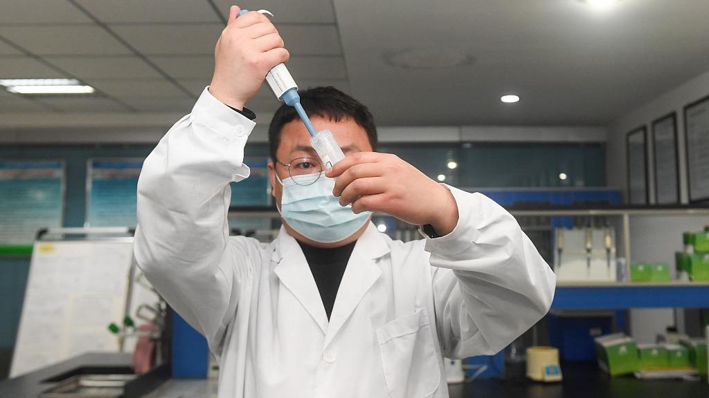 3月16日凌晨，郑州，河南万邦国际农产品检测室技术人员对样品进行检测。图源人民视觉