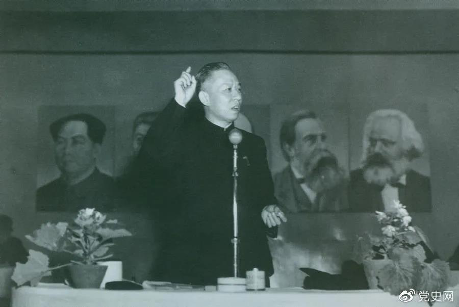1951年3月28日，刘少奇在第一次全国组织事情集会上作报告。