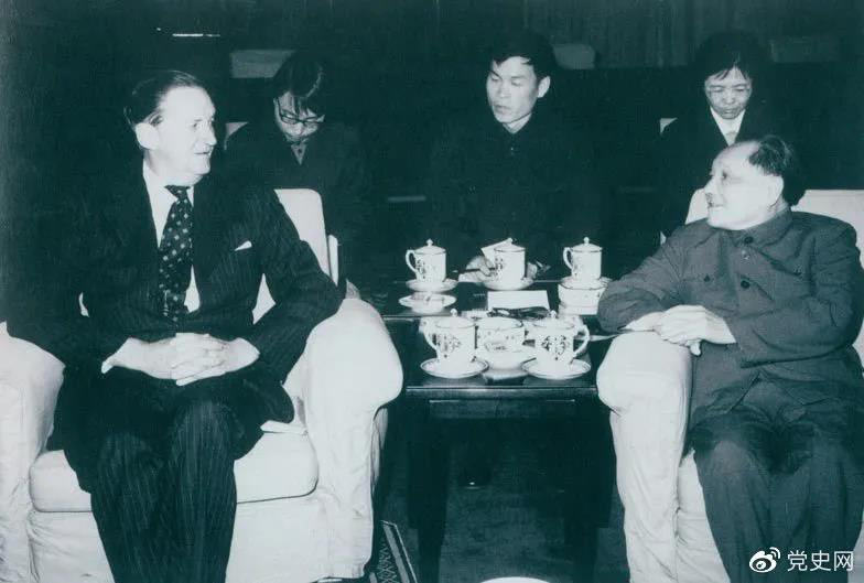 1979年3月29日，邓小平会见香港总督麦里浩。