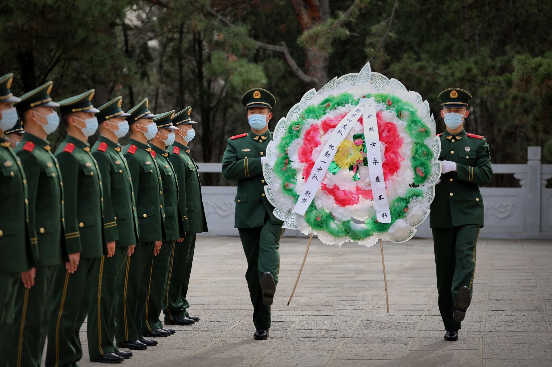 天津武警缅怀革命先烈祭扫烈士陵园