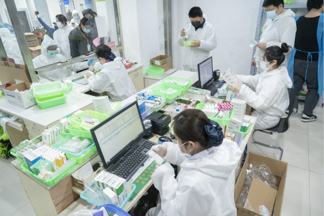 2020年2月27日，在武汉市汉口大药房黄石路店，药房工作人员在核对取药。新华图。