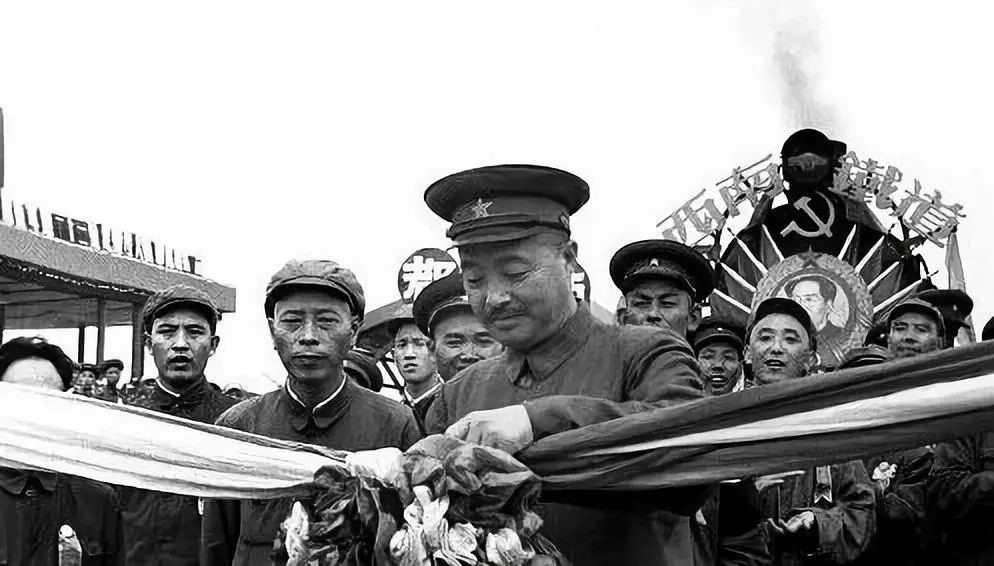 △1952年7月1日，賀龍在成都為成渝鐵路全線通車剪彩