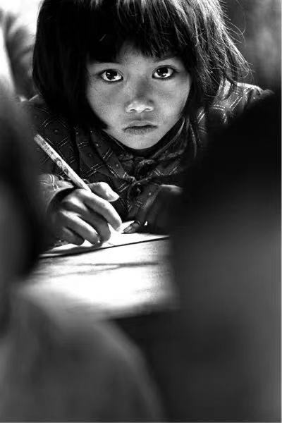 △1991年，摄影师解海龙在安徽省金寨县张湾小学拍摄的刻苦学习的苏明娟，成为希望工程的形象代表。人们将她称为“大眼睛女孩”。