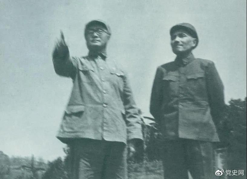 图为刘伯承司令员和邓小平政委指挥渡江准备事情。