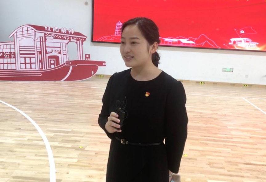 学生发展中心副主任张景碧接受记者采访