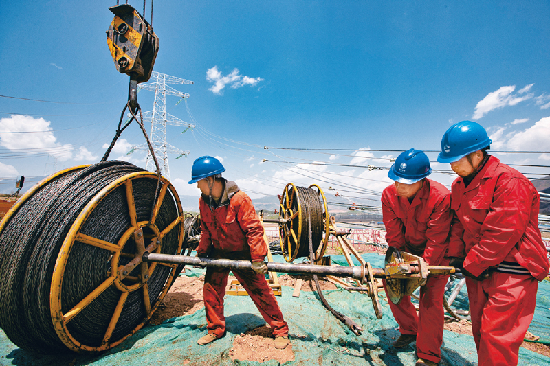 电力送变电建设有限公司员工在500千伏abn100号塔处牵引场施工作业
