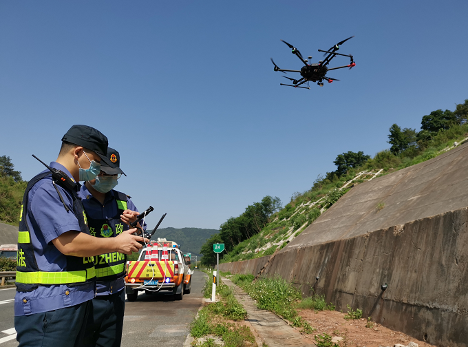 出动无人机实施交通监控。   韶关发布  图 