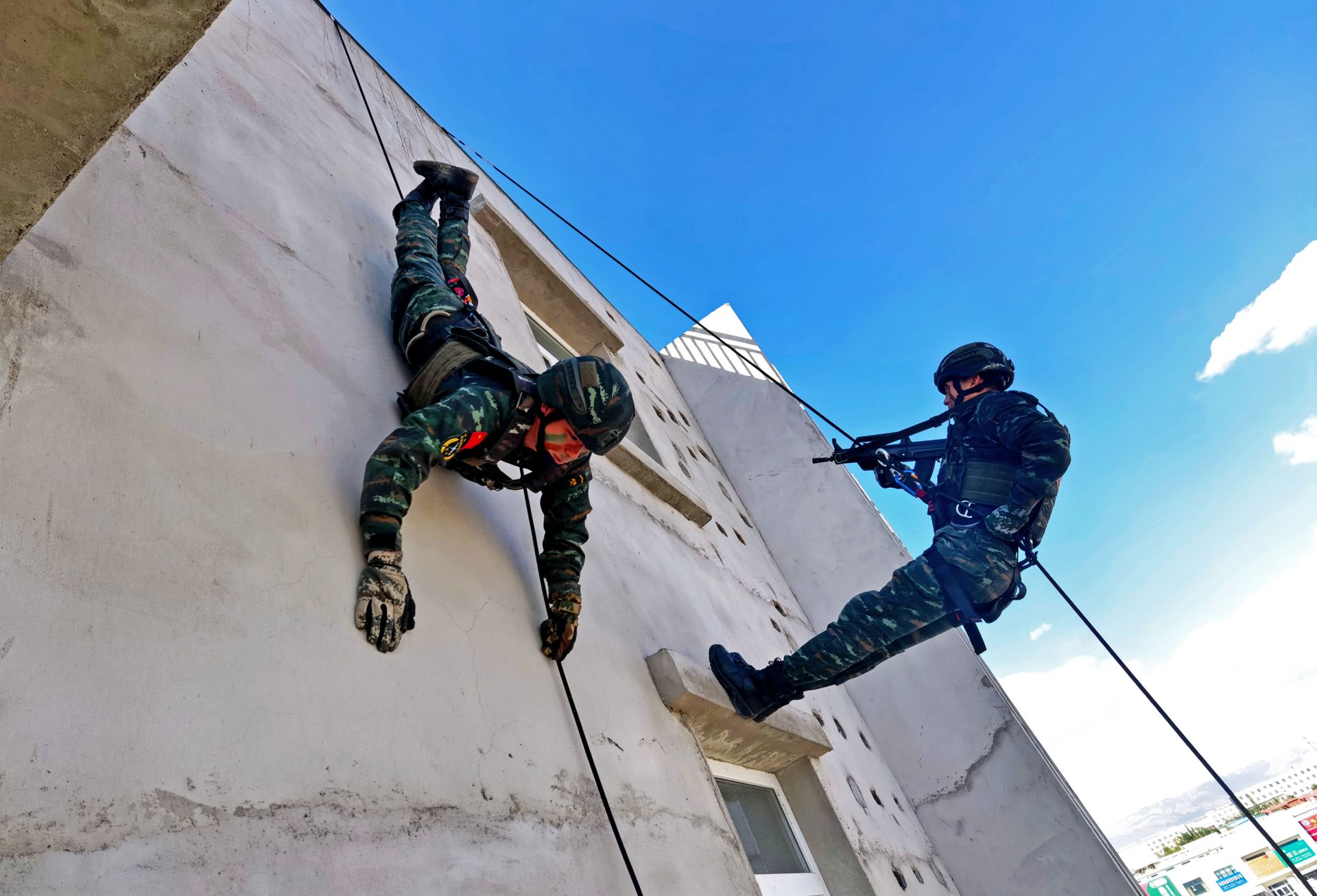 淬锋利刃磨反恐尖刀武警新疆总队哈密支队实战化反恐演练掠影