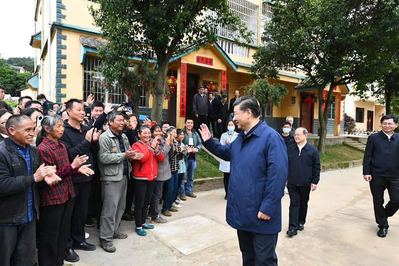 2021年4月25日，习近平总书记在桂林市全州县才湾镇毛竹山村考察时，同乡亲们亲切交流。