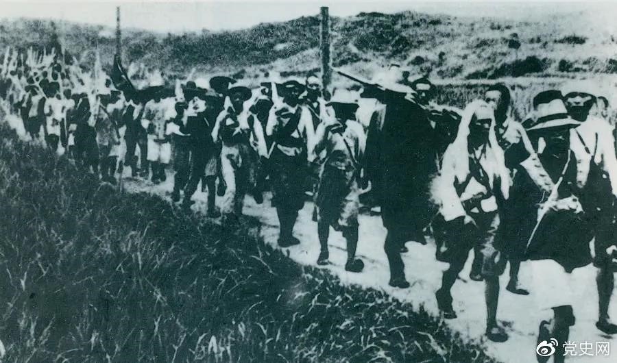   1931年5月16日至31日，紅一方面軍在毛澤東、朱德指揮下，連續打了5個勝仗，殲敵3萬余人，繳槍2萬余支，打退了國民黨軍隊的第二次“圍剿”。圖為行軍中的紅軍。