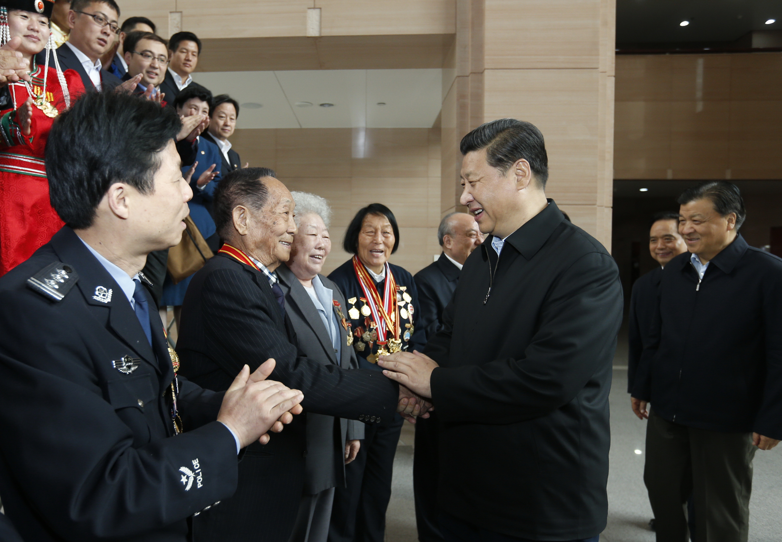 2013年4月28日，习近平总书记来到全国总工会机关，同全国劳动模范代表座谈并发表重要讲话。这是总书记同袁隆平亲切握手。