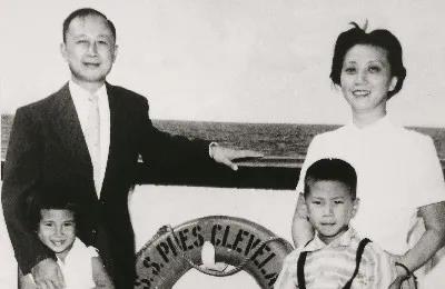 1955年，钱学森一家终于回到了阔别已久的祖国。图为钱学森一家在回国轮船甲板上