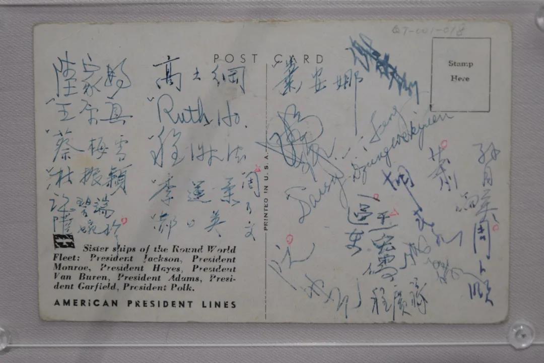 此次首次展出的一张20世纪50年代归国留学生签字明信片，见证了这一共和国史上规模盛大的归国潮（叶源昊 摄）