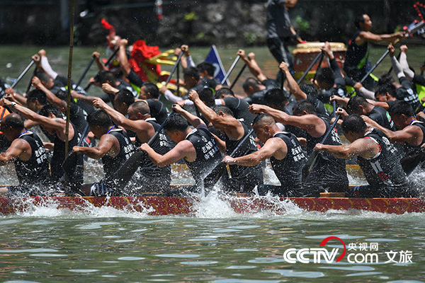 贵州镇远在端午节当天举办“赛龙舟”文化节。图片来源：视觉中国