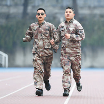2020年1月2日，“排雷英雄战士”杜富国（左）和战友在陆军军医大学操场上跑步。新华社记者 王全超摄
