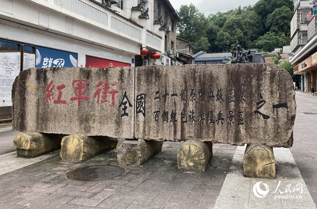 走进红军街,红军标语分别刷写在街两侧的古墙上,有4条大型标语