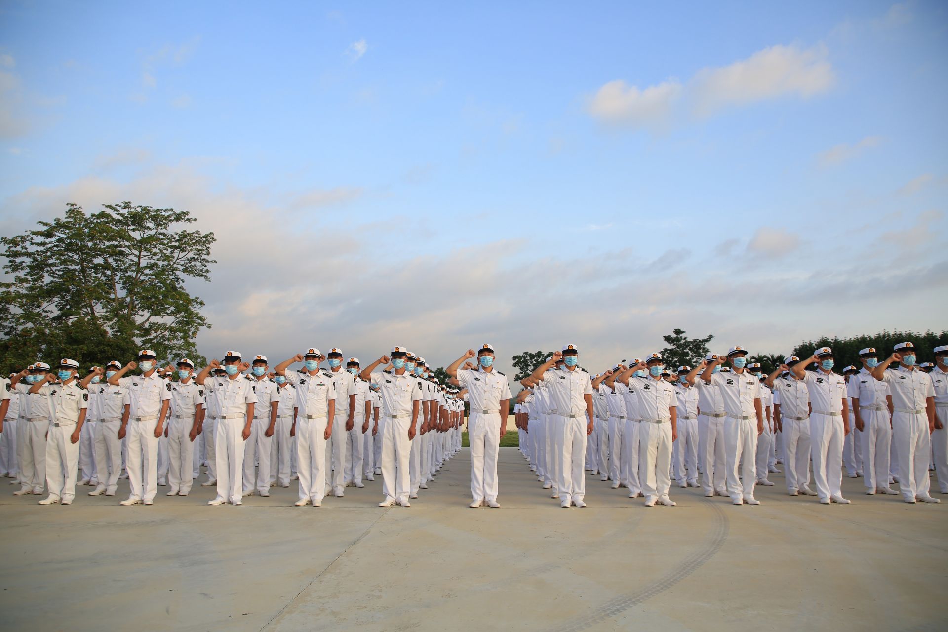 南部戰區海軍航空兵某旅隆重舉行升旗儀式