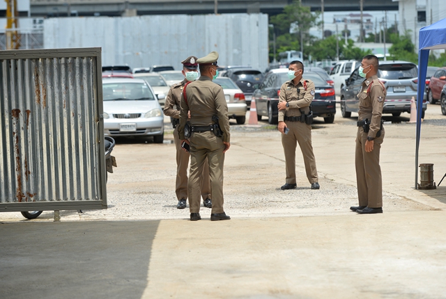 6月29日，警察在泰国曼谷一检查点执勤，防止建筑工人离开。（本文配图均自新华社）