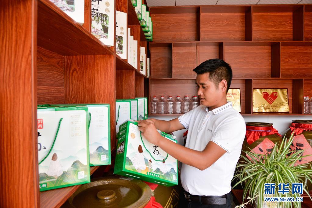 在贵州毕节黔西市绿化乡湾箐村，李金玉在整理红托竹荪礼盒包装（7月14日摄）。新华社记者 徐钦 摄