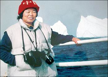 △金庆民首赴南极时在“极地号”科考船上拍摄
