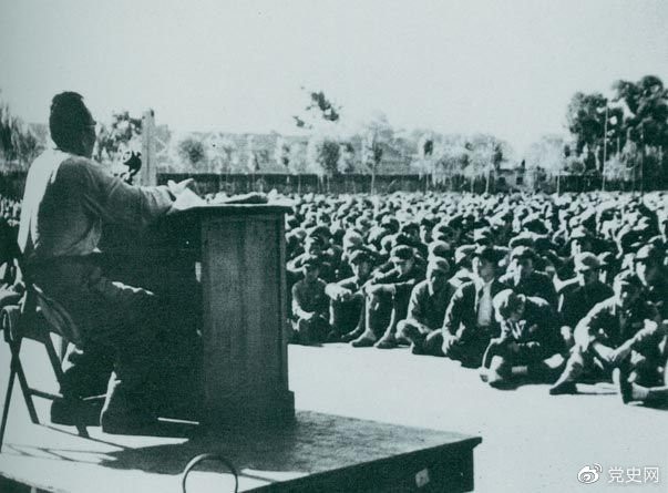 1949年7月，朱德在北平給第四野戰軍南下工作團講話。