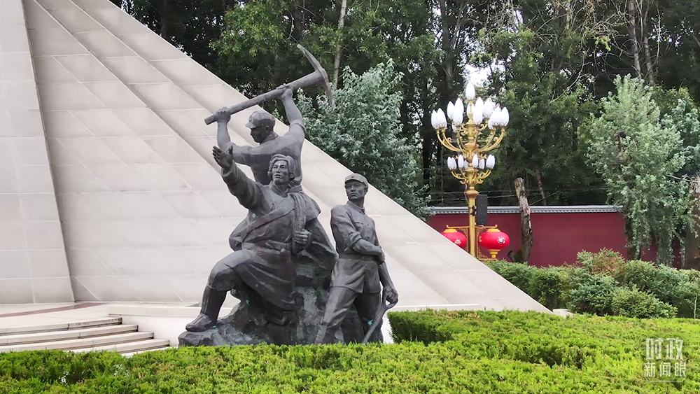 △纪念碑前方的两组青铜群雕，以西藏农奴翻身得解放和解放军筑路为主题。（总台记者李旭拍摄）