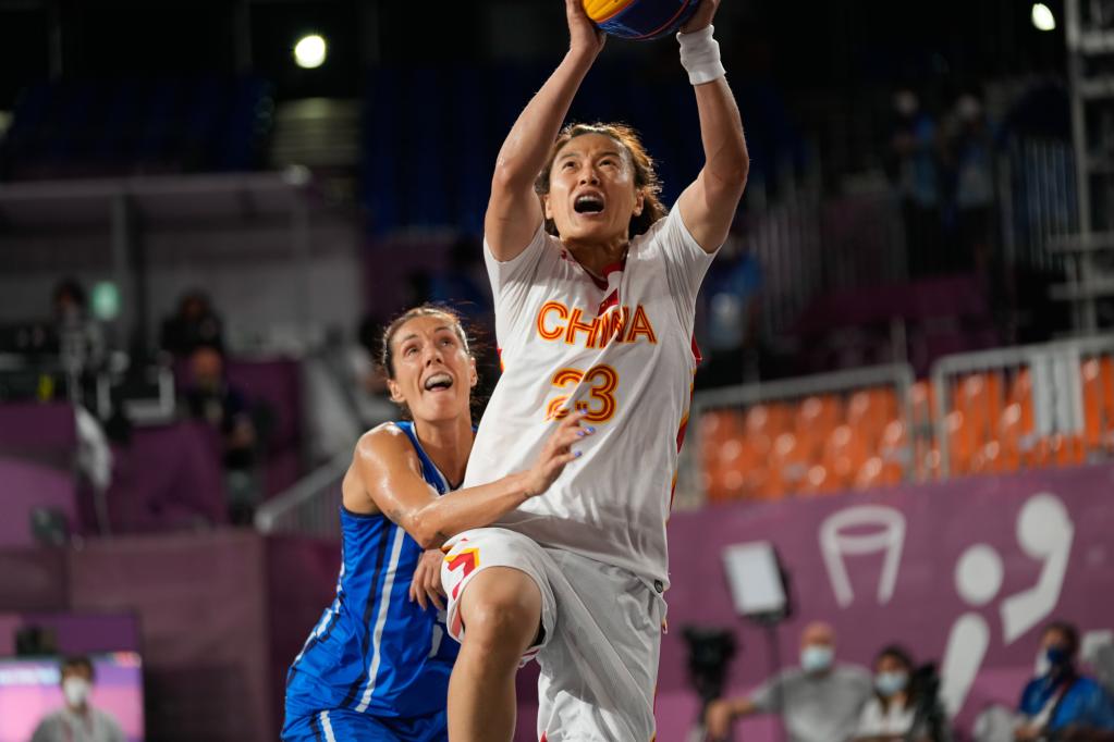7月27日，中国队球员王丽丽（右）上篮。新华社记者 张笑宇 摄