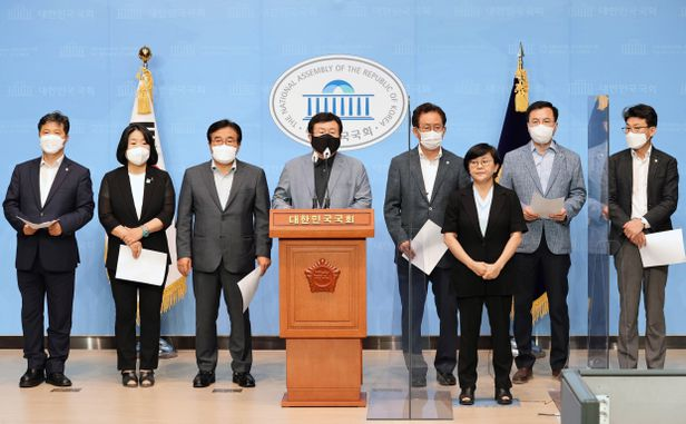 韩国泛执政党圈议员5日在国会呼吁推迟军演（图源：韩媒）