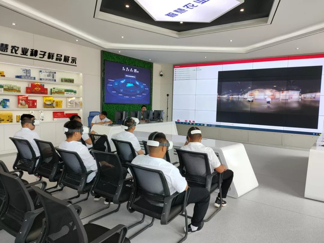 党员在建三江分公司红卫农场有限公司VR智慧党建体验馆接受线上党课体验