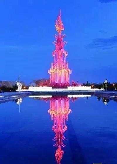 △克拉玛依市地标“克拉玛依之歌”雕塑，民间俗称“火凤凰”