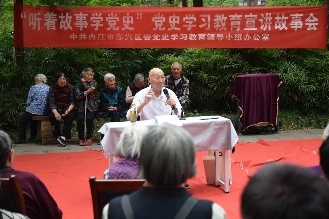 在内江市东兴区西林街道金牛社区，83岁的老党员冷皓明正为居民讲述党史故事。
