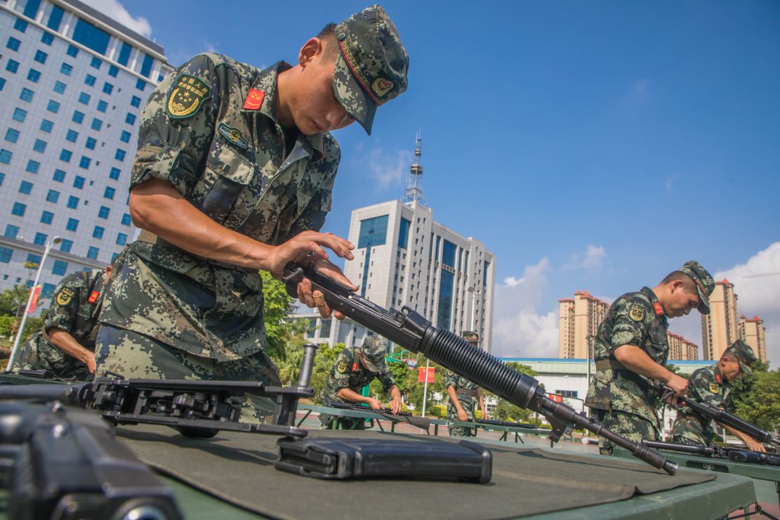 人枪合一武警军械器材员进行拆装枪械比拼