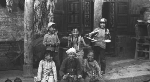 △1922年9月11日，中国少年先锋队第一个先期组织——安源儿童团成立，安源儿童团团员在接受教育的过程中也参与实际的革命斗争。
