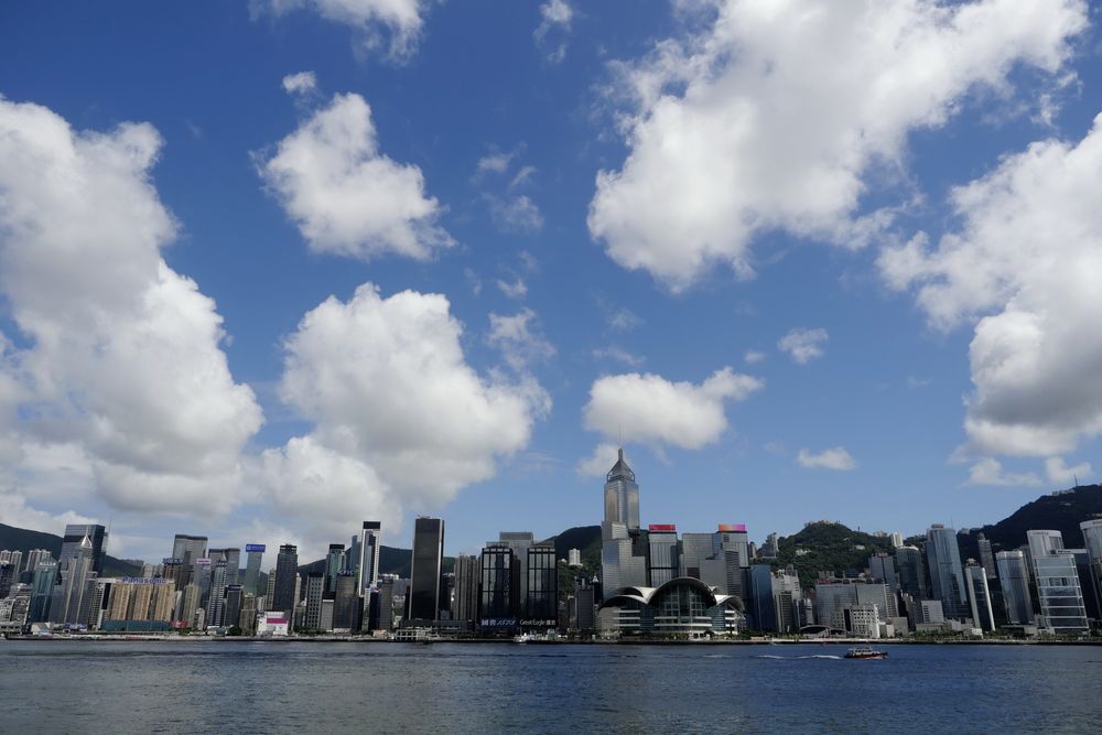 图为7月7日在香港尖沙咀拍摄的香港岛。新华社记者王申摄