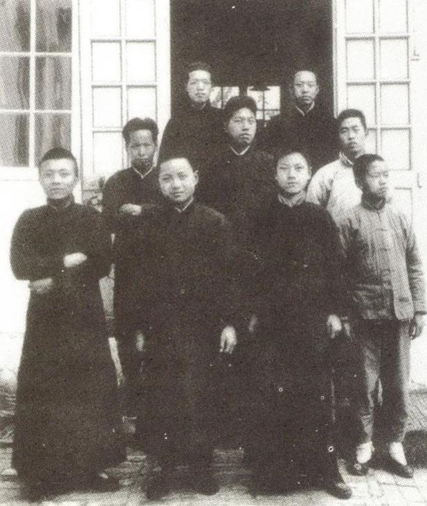 1921年在土山湾印书馆照相制版部当学徒的张充仁（前排左二）