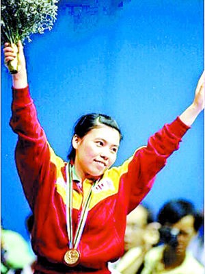 北京亚运会上，邓亚萍夺得三枚金牌