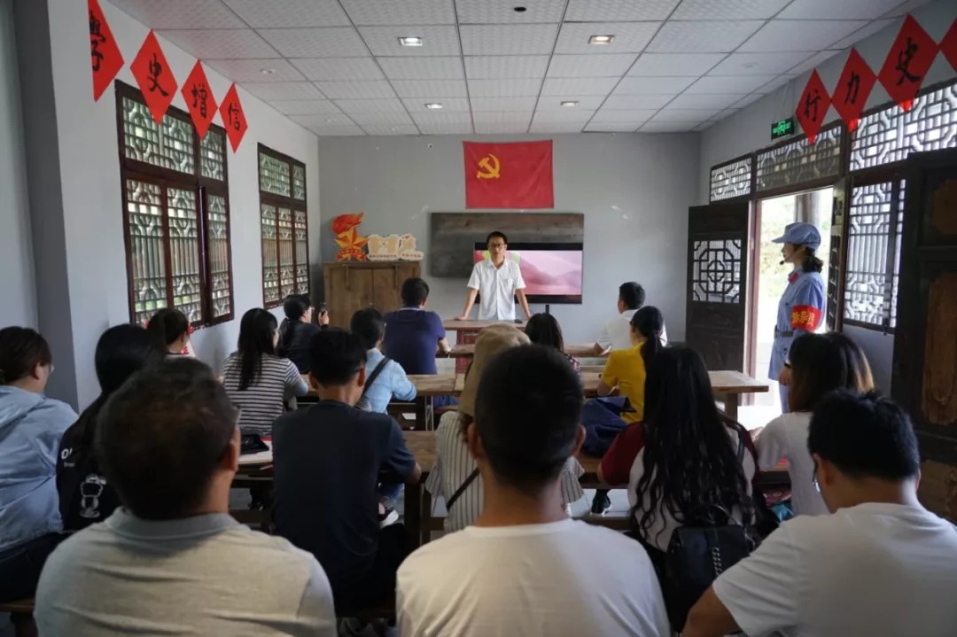 县委组织部机关支部在开展红色教育专题微党课