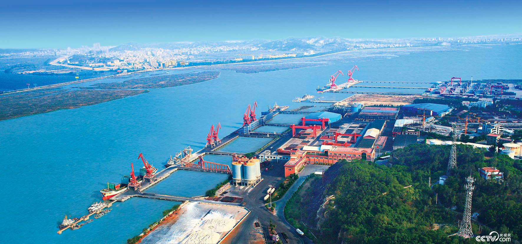 泉州港主要有泉州湾、深沪湾和围头湾3个港区。图为泉州港后渚港区。