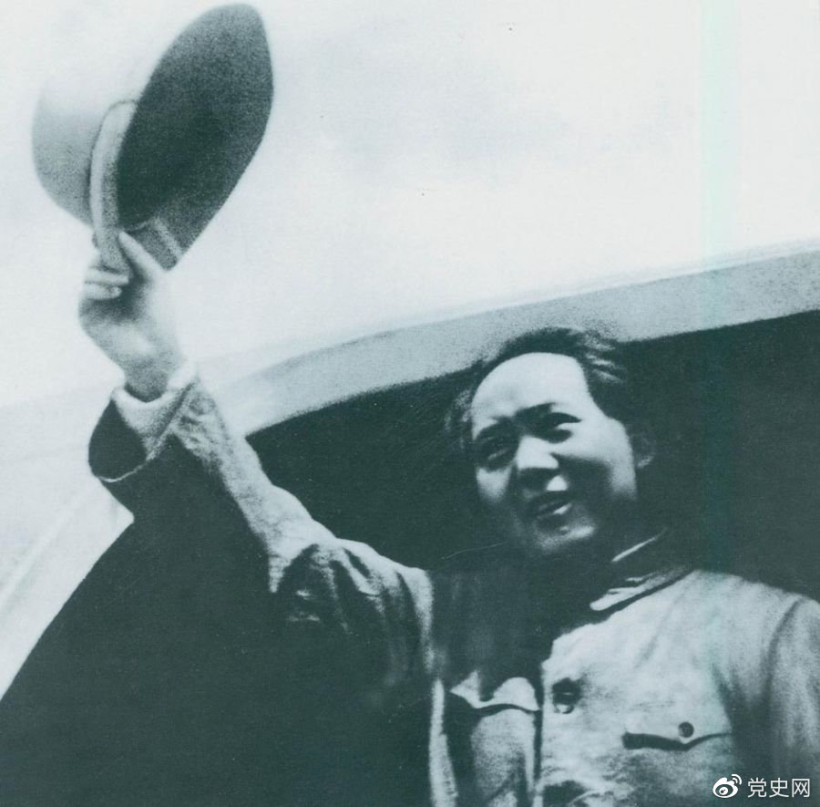 1945年8月28日，毛澤東飛赴重慶時，向前來歡送的延安軍民揮手告別。