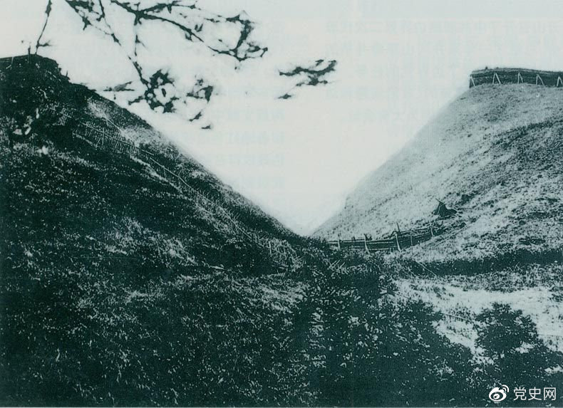 井冈山黄洋界哨口。1928年8月30日，红军以缺乏一个营的军力，在这里击退湘赣敌军的进攻，取得黄洋界守卫战的胜利。至11月，红军又突破了两省敌军对井冈山凭据地的第二次“会剿”。
